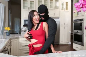 Anh thanh niên ngây ngô và gấu bán hoa ở quán rượu đầy kinh nghiệm