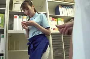 Một cô nữ sinh Nhật Bản dễ thương đang thủ dâm cho tôi