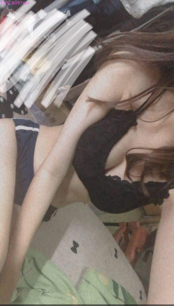 Nhỏ em kế đang đọc sách cũng không yên với ông anh dâm dê