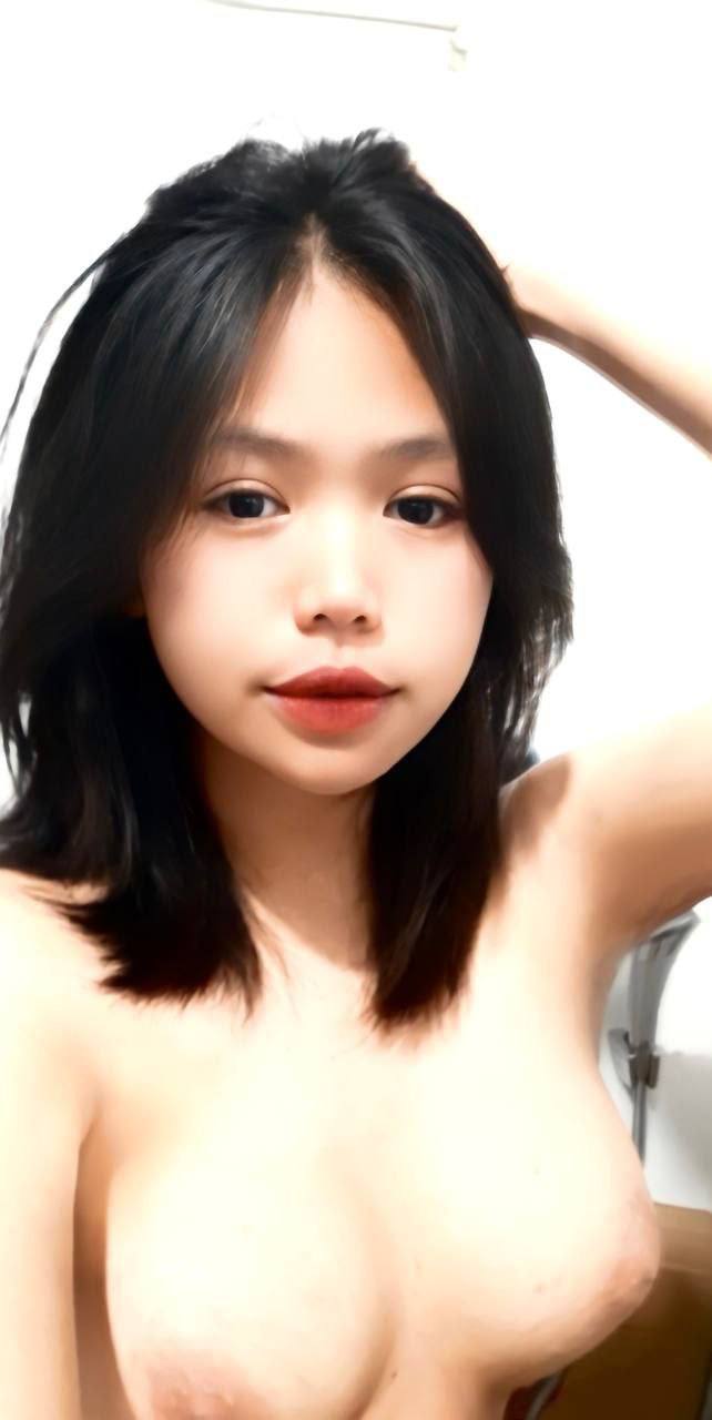 Nhét cặc vào lồn chị gái bị kẹt dưới gầm giường