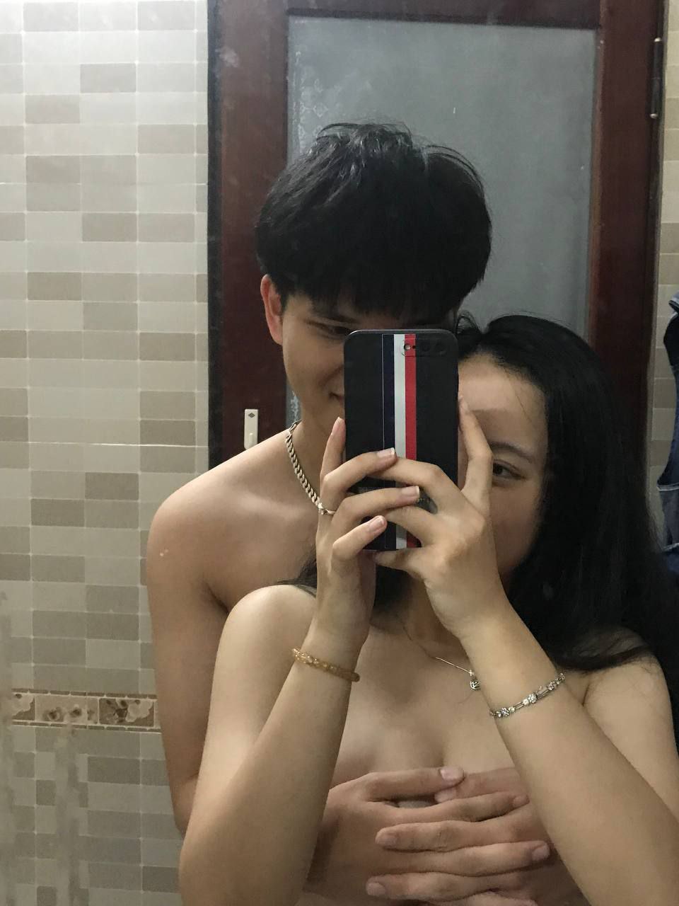 Tôi bị fan mắng nhưng tôi vẫn quan hệ với cô ấy mạnh đến nỗi cô ấy phải hét lên. Thật vui khi được chơi ở Tam Á